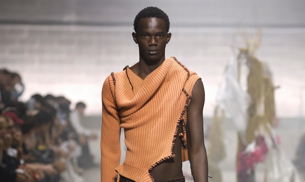 Antonio Acuario en 080 BCN Fashion busca la luz con seda