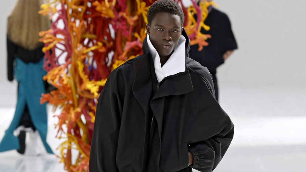 Balenciaga lleva los códigos couture al armario cotidiano