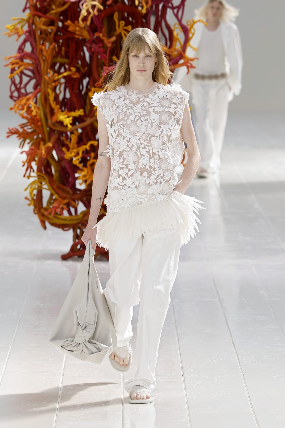 Balenciaga lleva los códigos couture al armario cotidiano