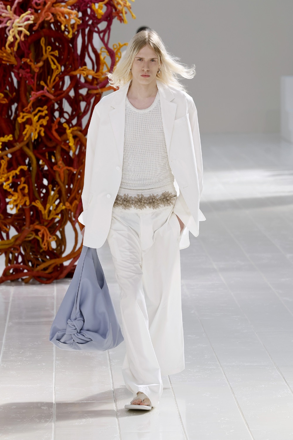 Balenciaga lleva los códigos couture al armario cotidiano
