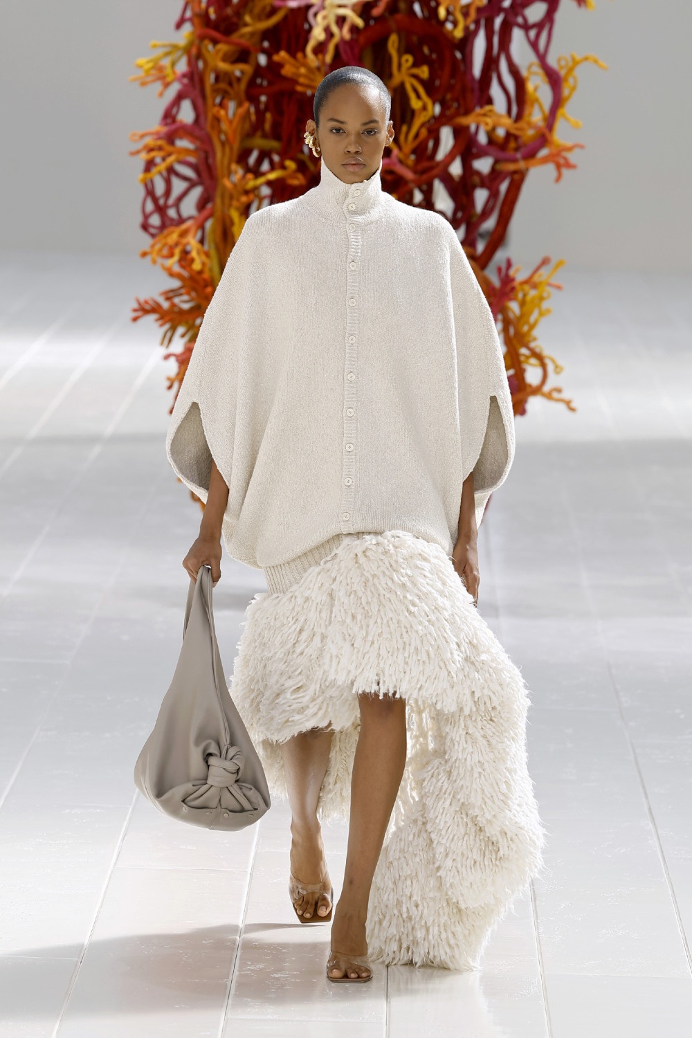 Balenciaga lleva los códigos couture al armario cotidiano