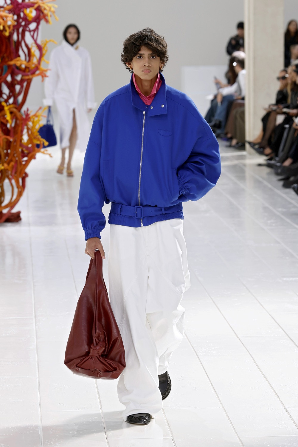 Balenciaga lleva los códigos couture al armario cotidiano