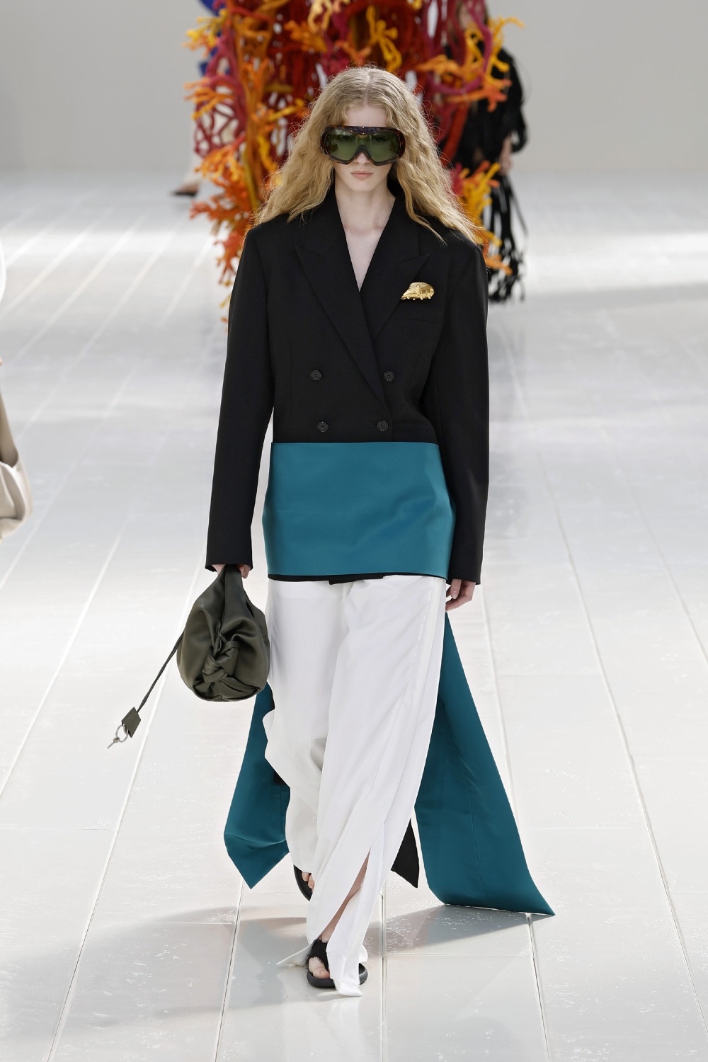Balenciaga lleva los códigos couture al armario cotidiano