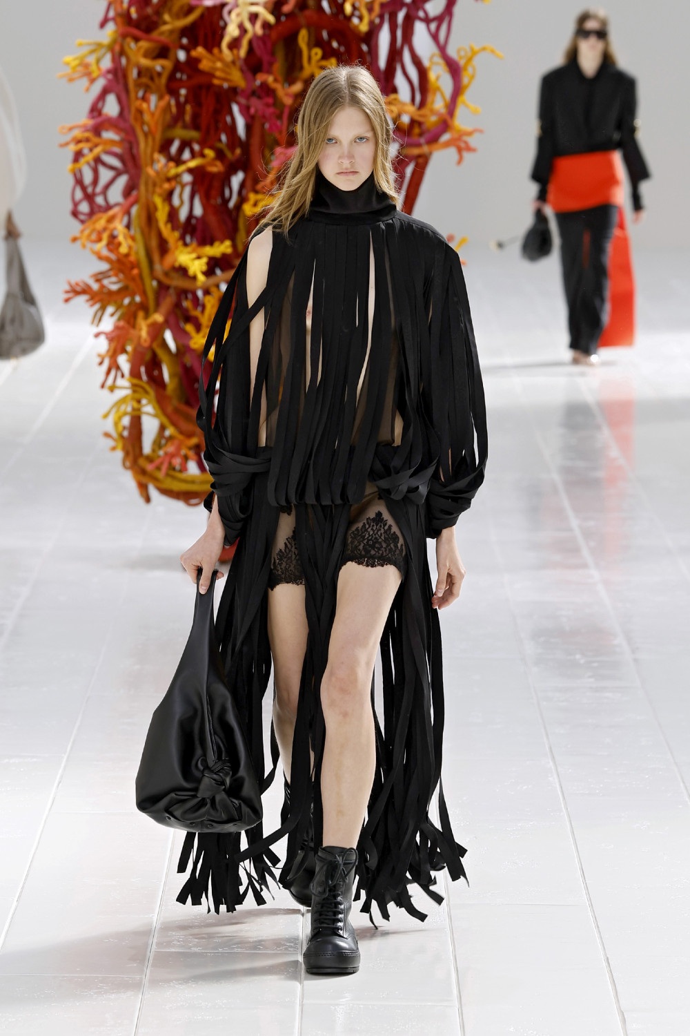 Balenciaga lleva los códigos couture al armario cotidiano
