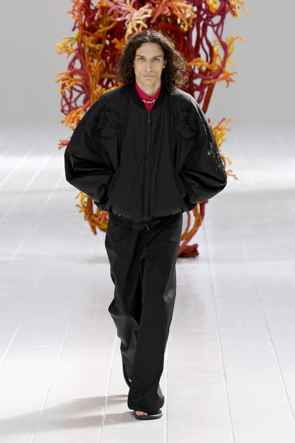 Balenciaga lleva los códigos couture al armario cotidiano