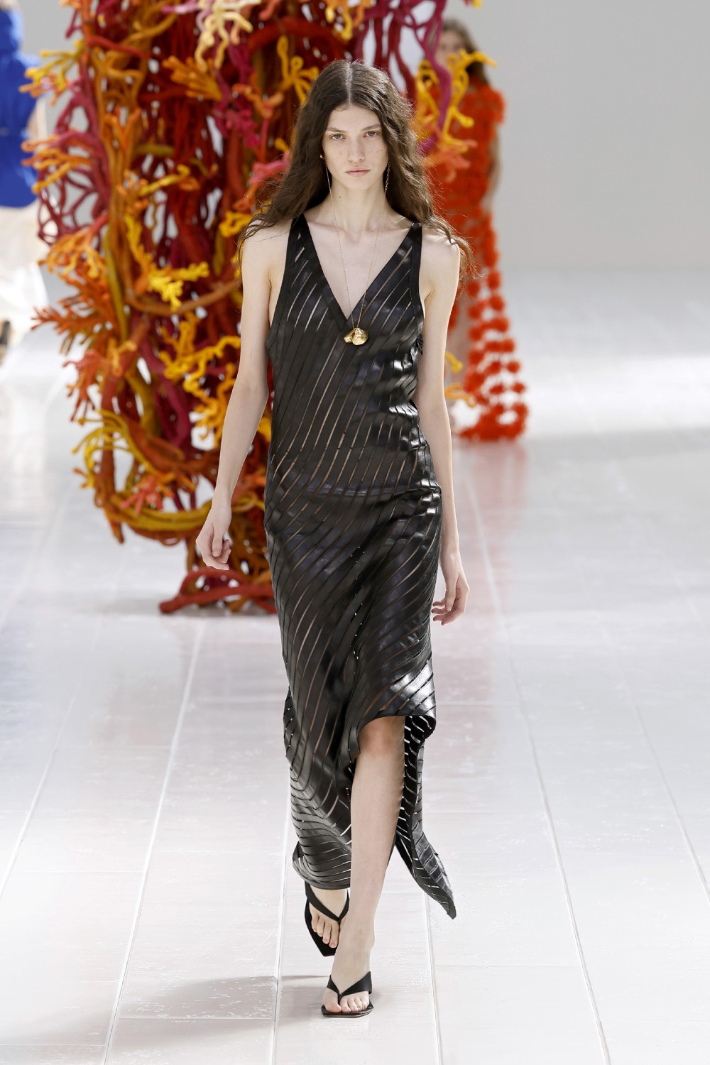 Balenciaga lleva los códigos couture al armario cotidiano