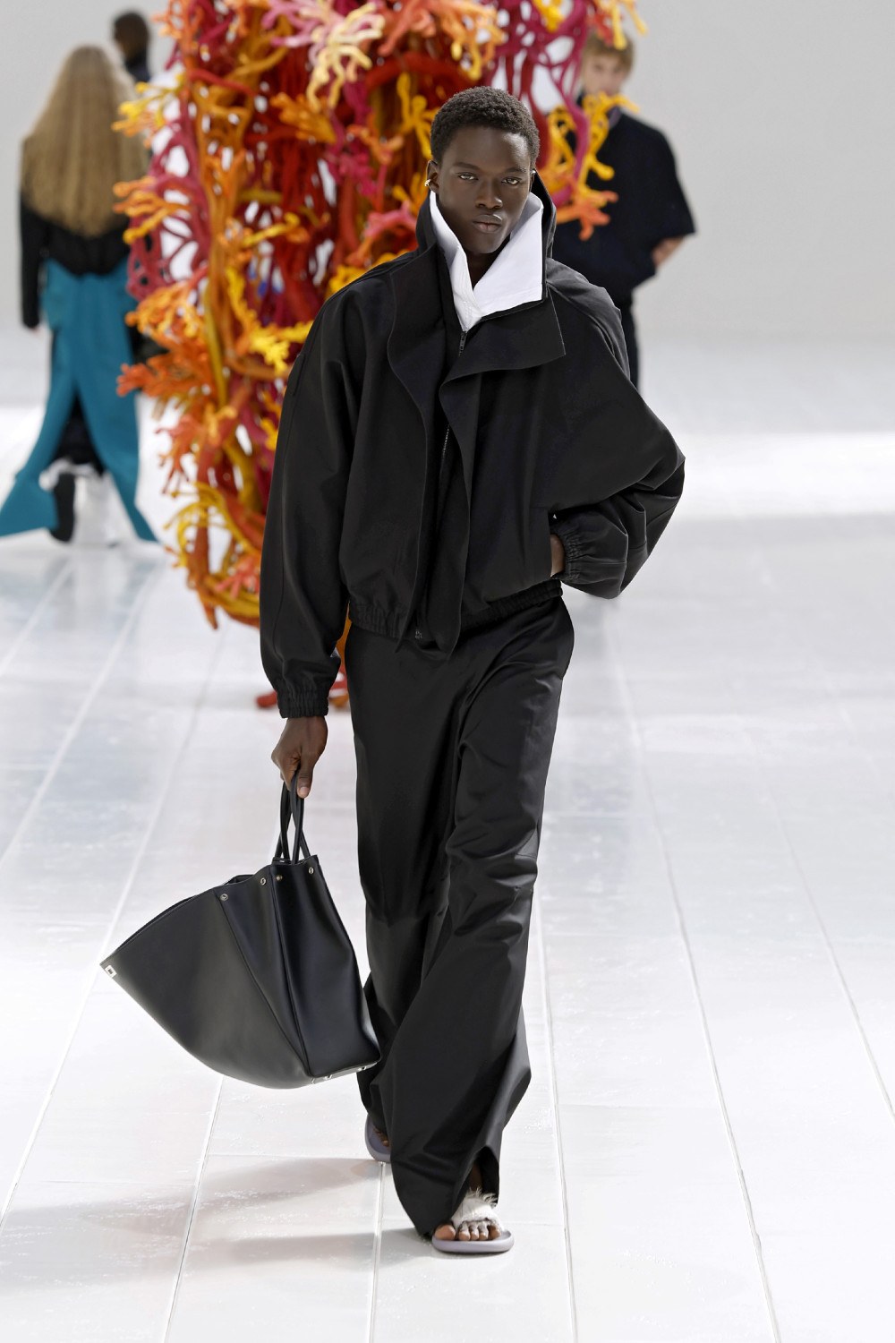 Balenciaga lleva los códigos couture al armario cotidiano