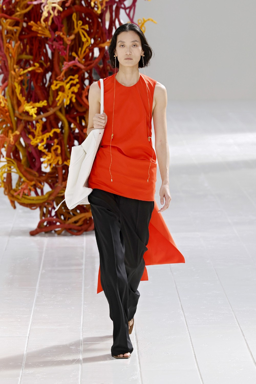 Balenciaga lleva los códigos couture al armario cotidiano