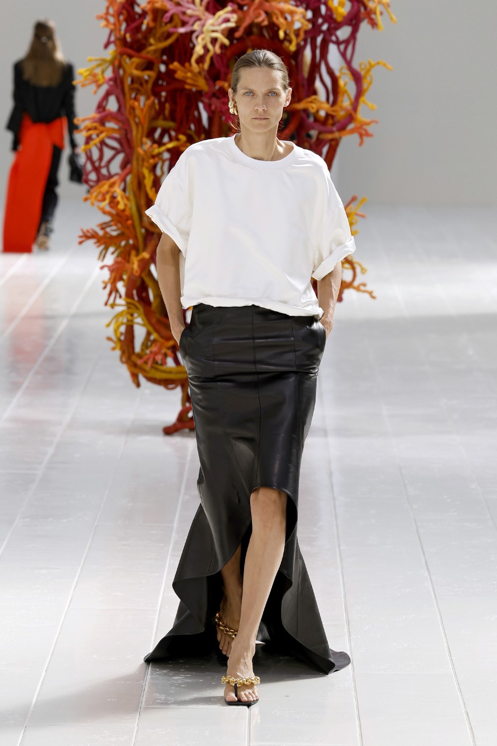 Balenciaga lleva los códigos couture al armario cotidiano