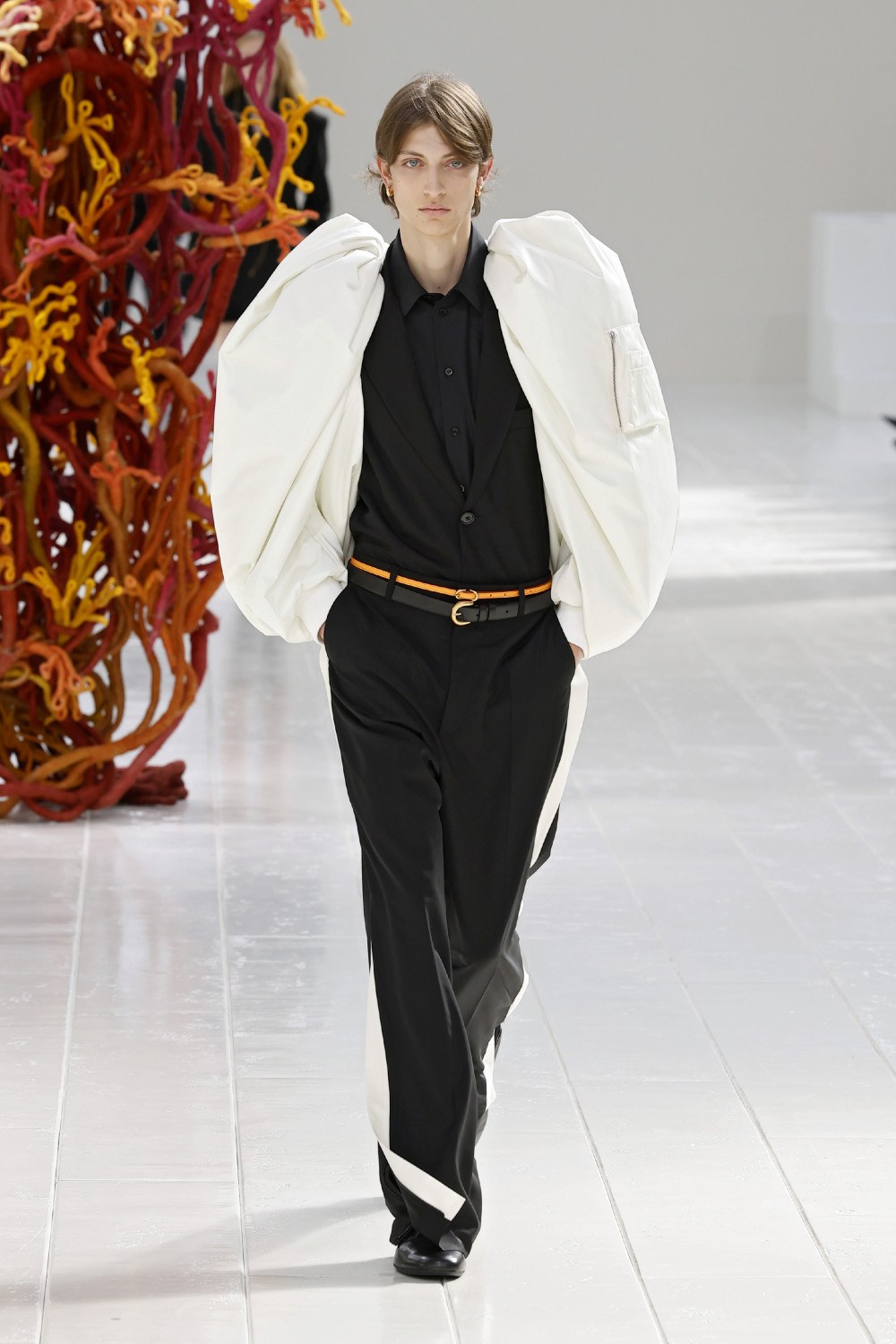 Balenciaga lleva los códigos couture al armario cotidiano