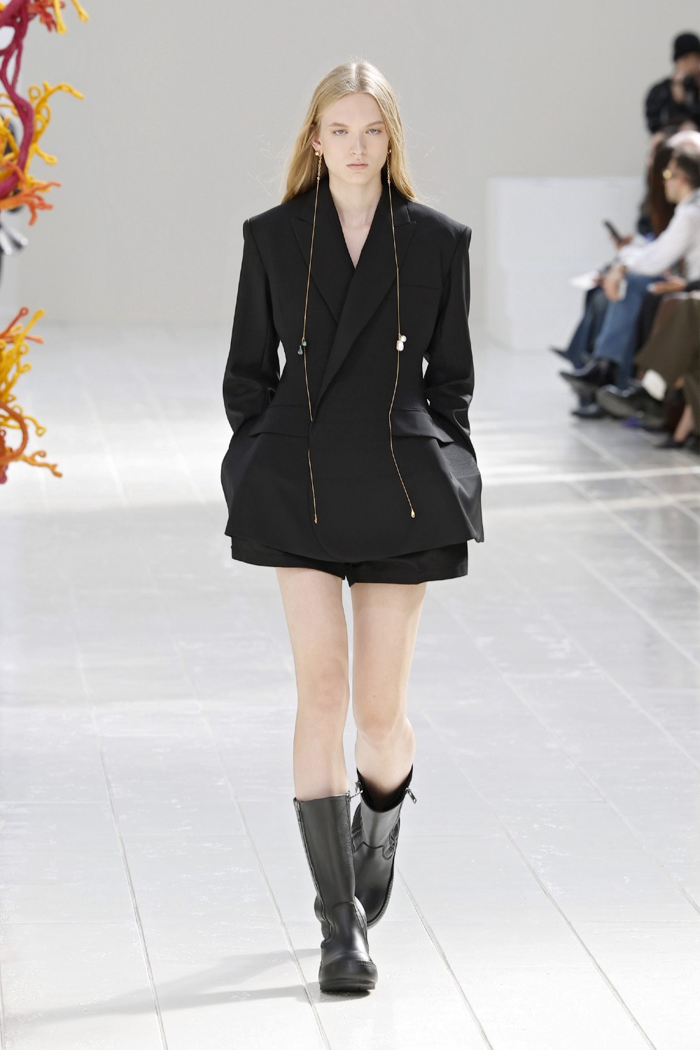 Balenciaga lleva los códigos couture al armario cotidiano