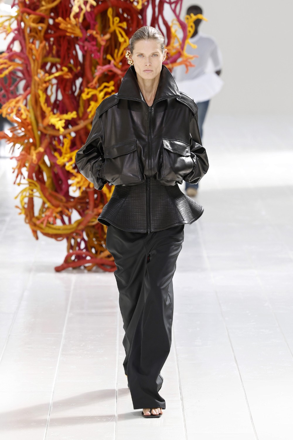 Balenciaga lleva los códigos couture al armario cotidiano