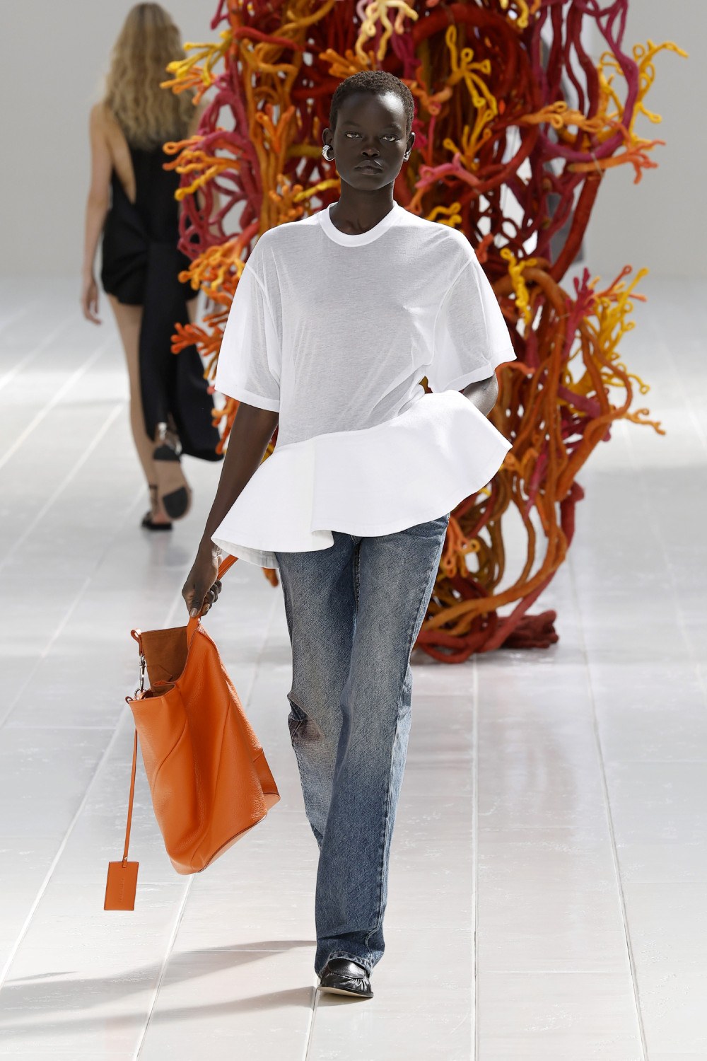 Balenciaga lleva los códigos couture al armario cotidiano