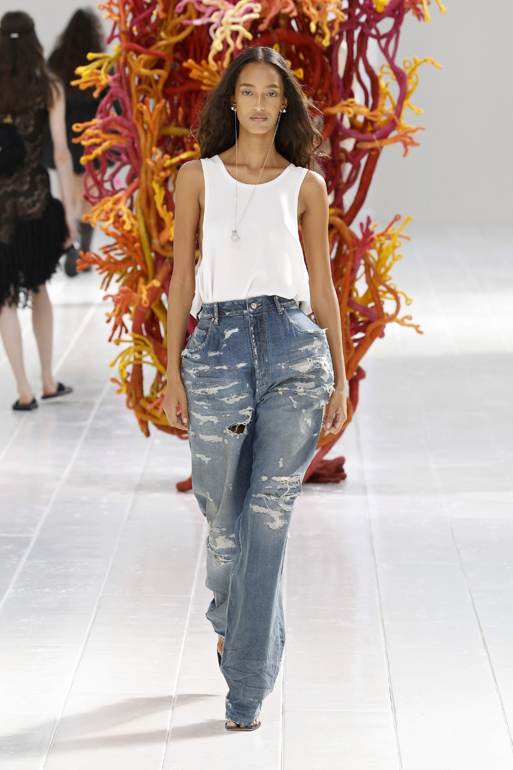 Balenciaga lleva los códigos couture al armario cotidiano