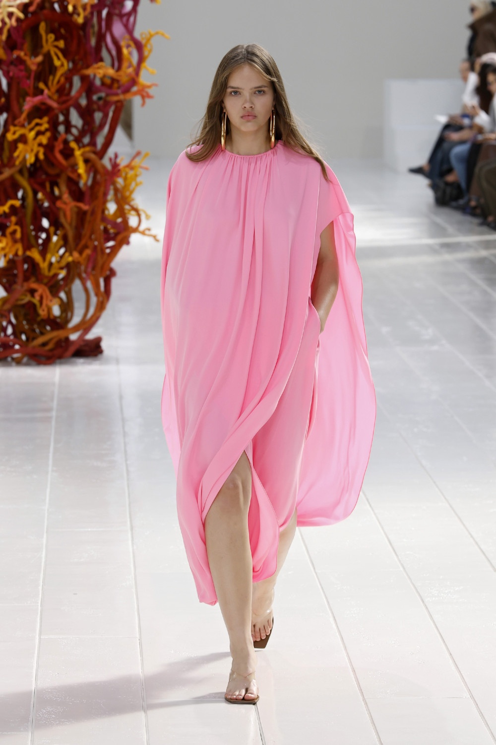 Balenciaga lleva los códigos couture al armario cotidiano