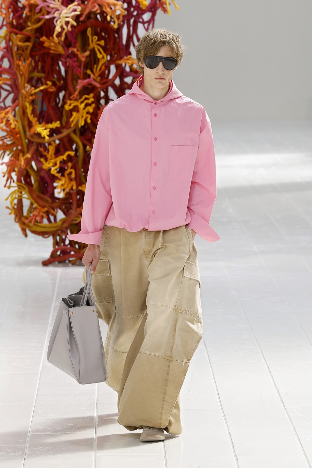 Balenciaga lleva los códigos couture al armario cotidiano