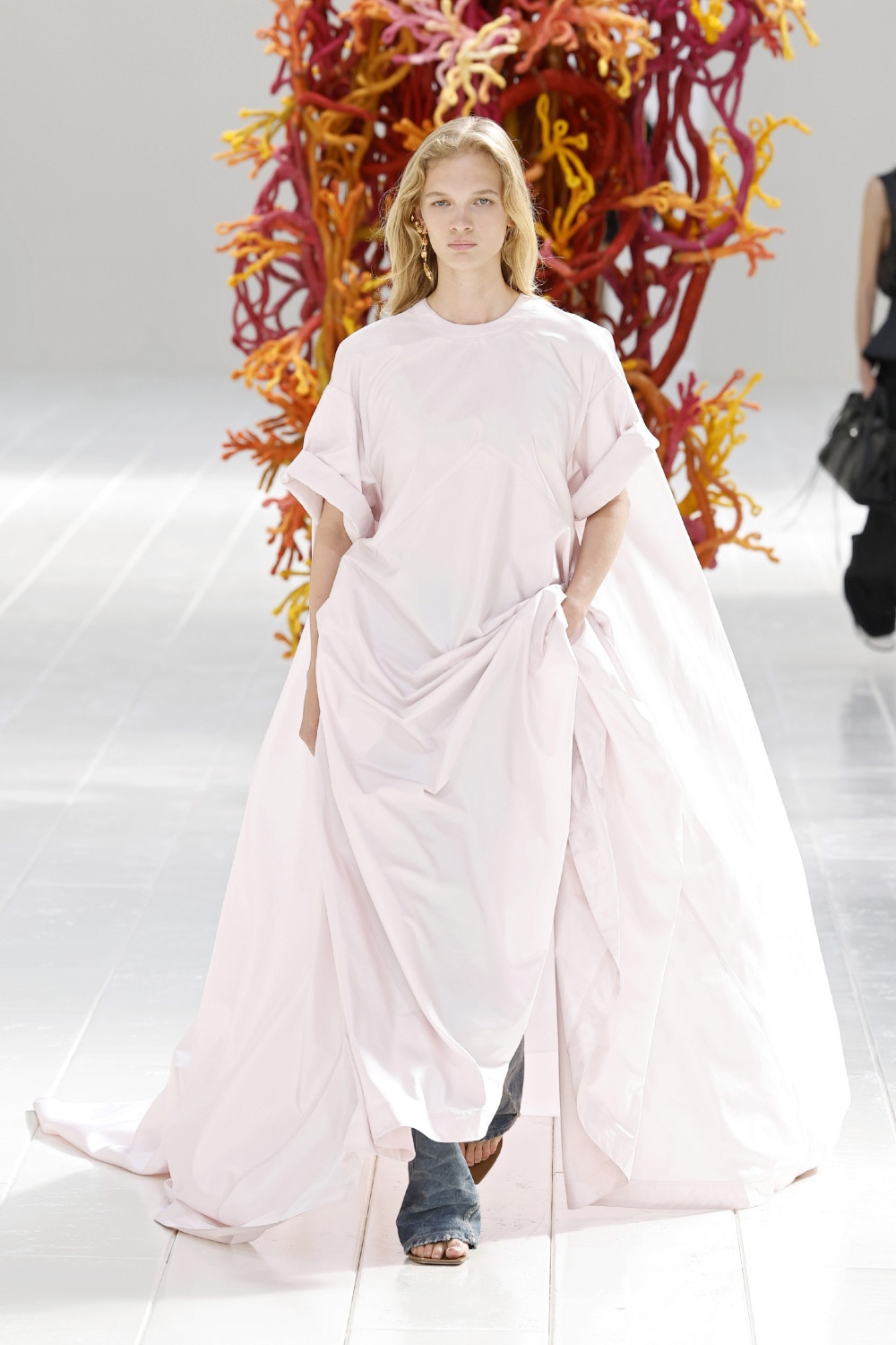 Balenciaga lleva los códigos couture al armario cotidiano