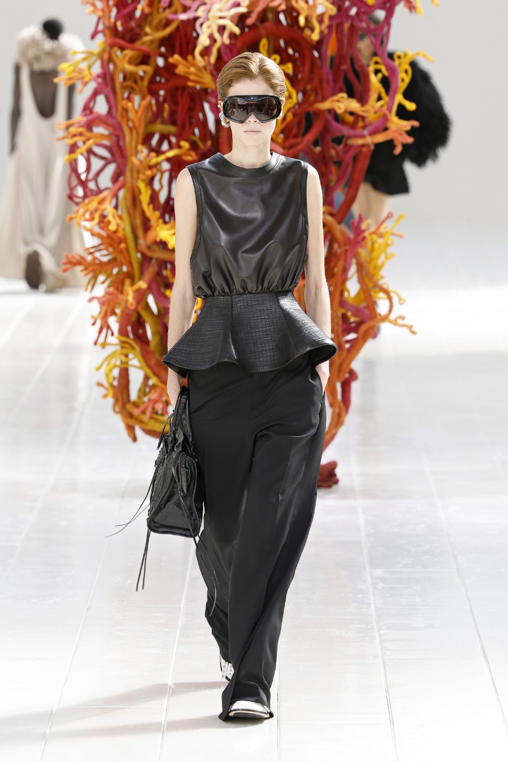 Balenciaga lleva los códigos couture al armario cotidiano