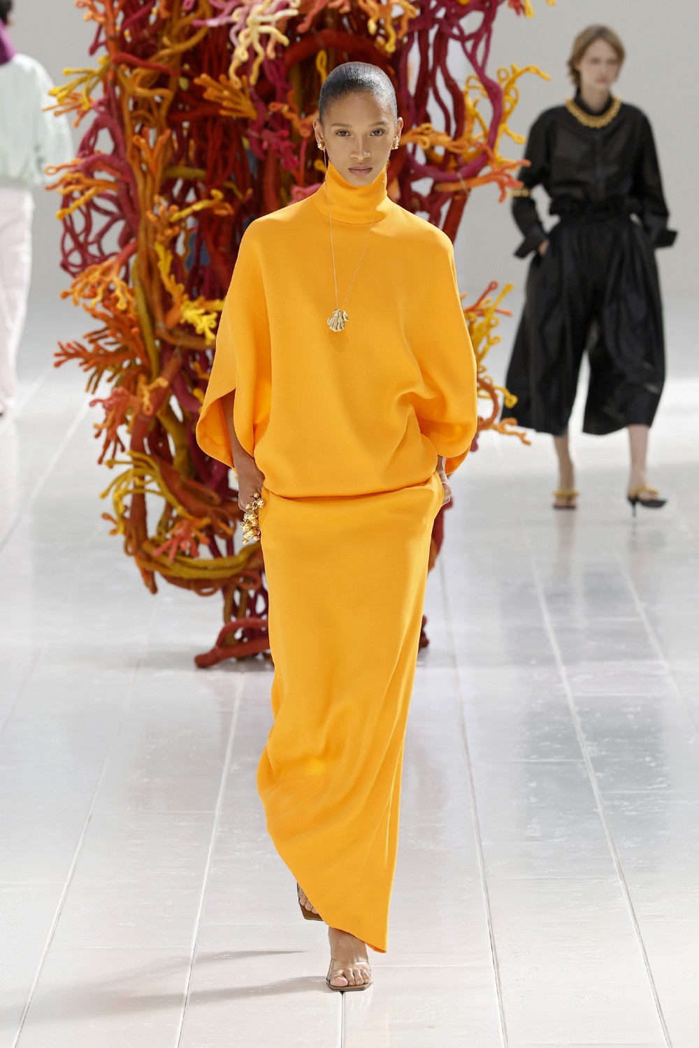 Balenciaga lleva los códigos couture al armario cotidiano