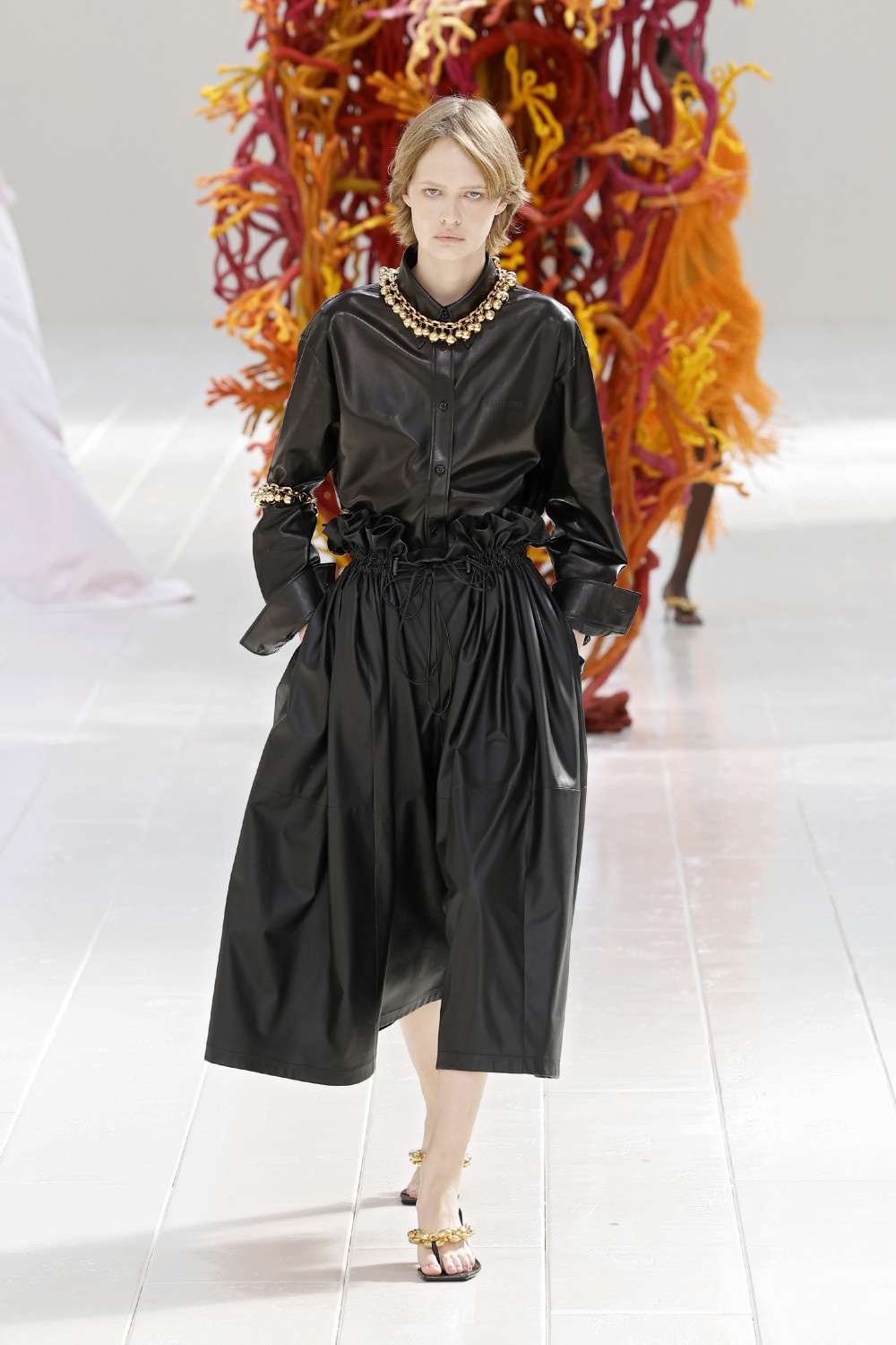 Balenciaga lleva los códigos couture al armario cotidiano