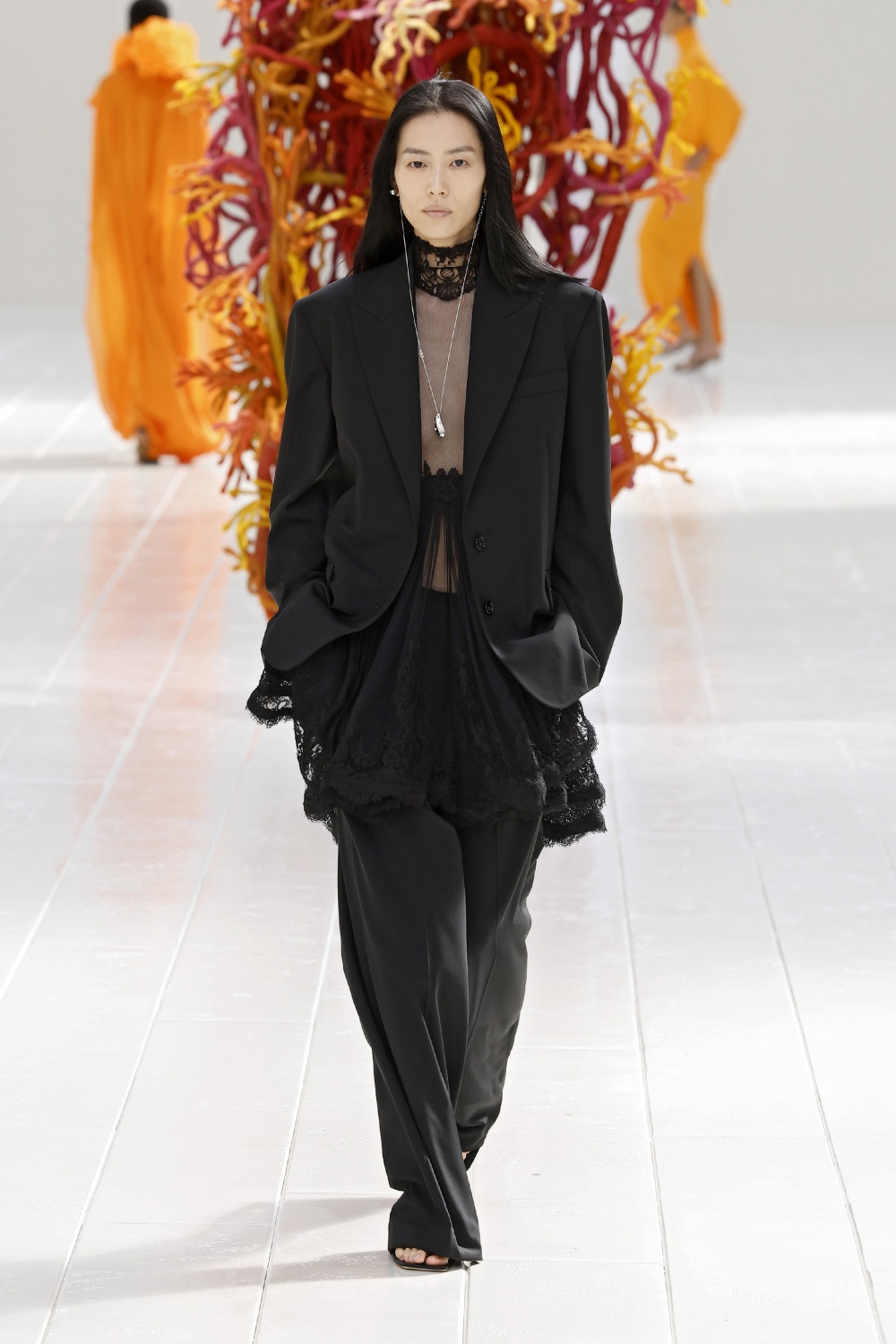 Balenciaga lleva los códigos couture al armario cotidiano