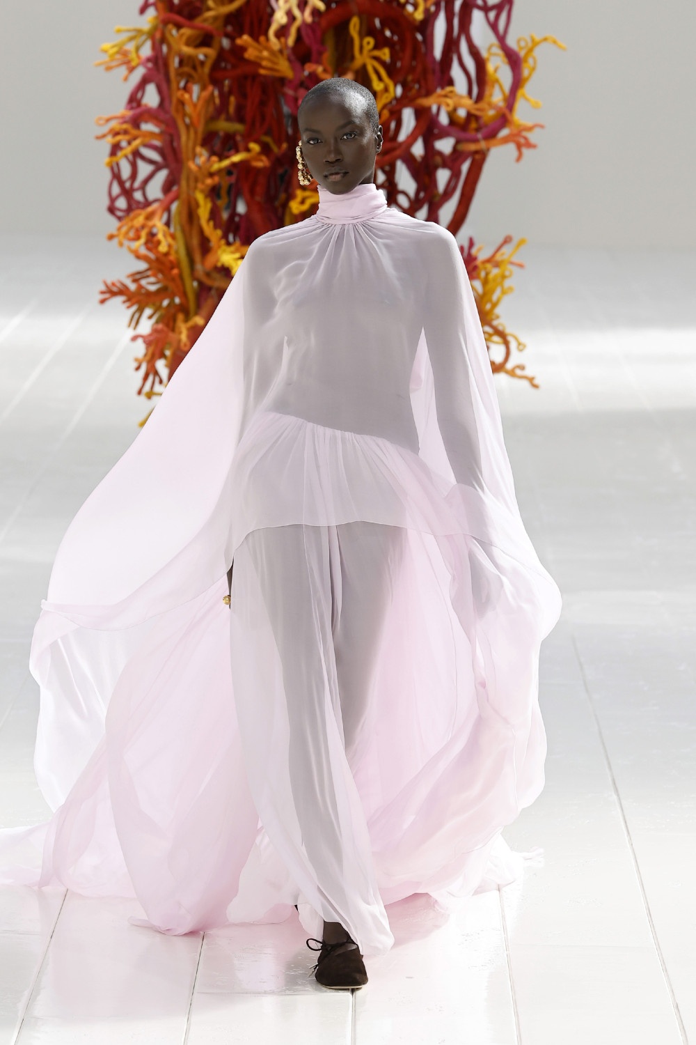 Balenciaga lleva los códigos couture al armario cotidiano
