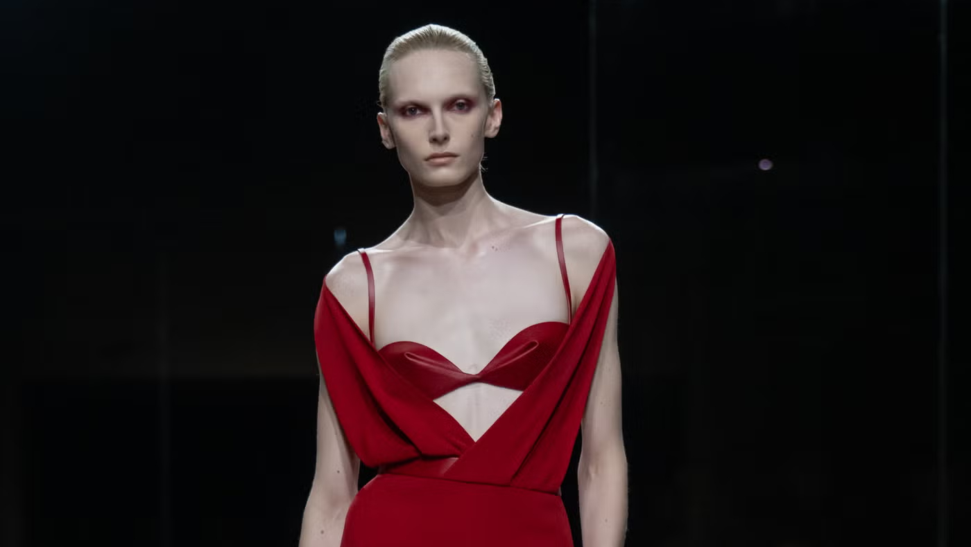 La seducción más fría llega al beauty look de Tom Ford SS27