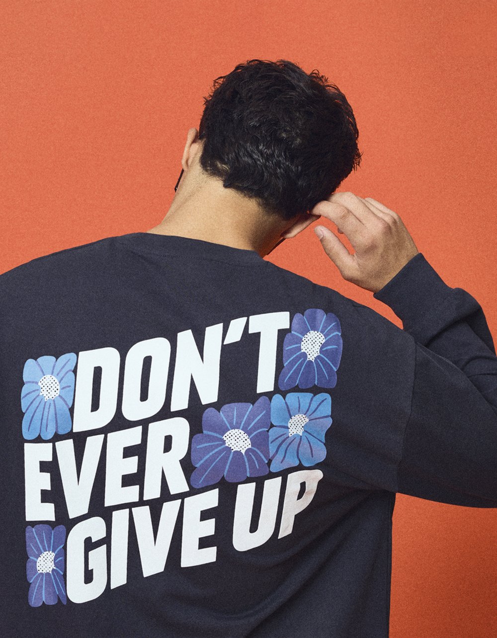 El arte de Nathan Walker llega a los esenciales de Bershka