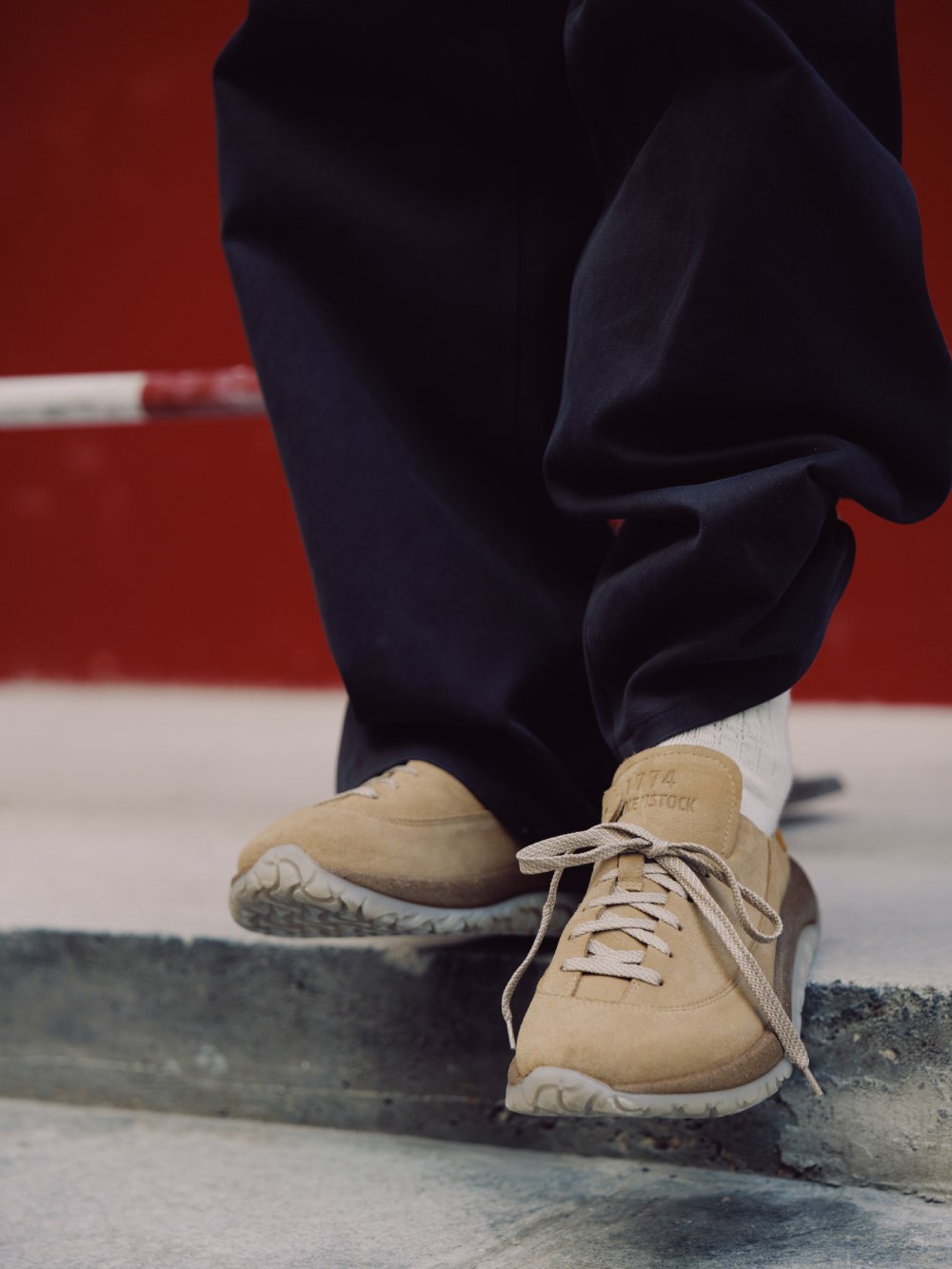 Birkenstock y Thibo Denis actualizan sus zuecos urbanos