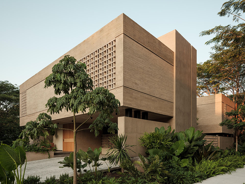 Di Frenna Arquitectos llena Casa Akina de luz y vegetación