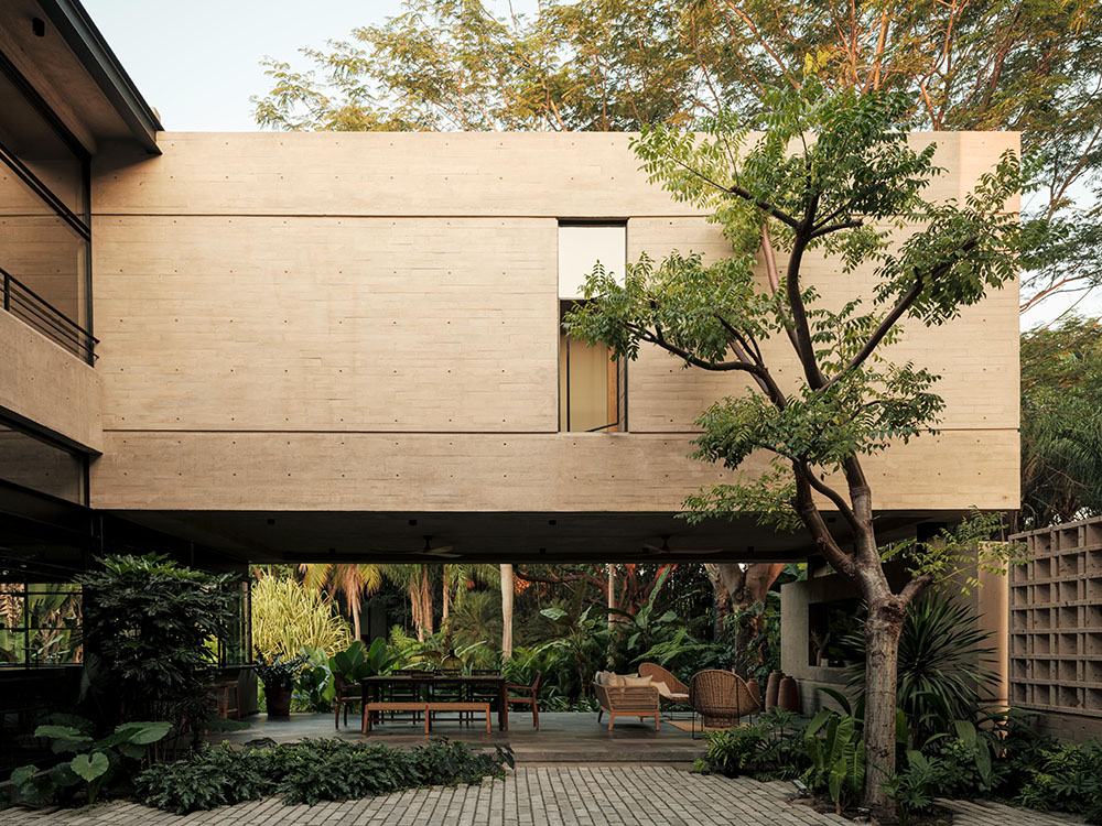 Di Frenna Arquitectos llena Casa Akina de luz y vegetación
