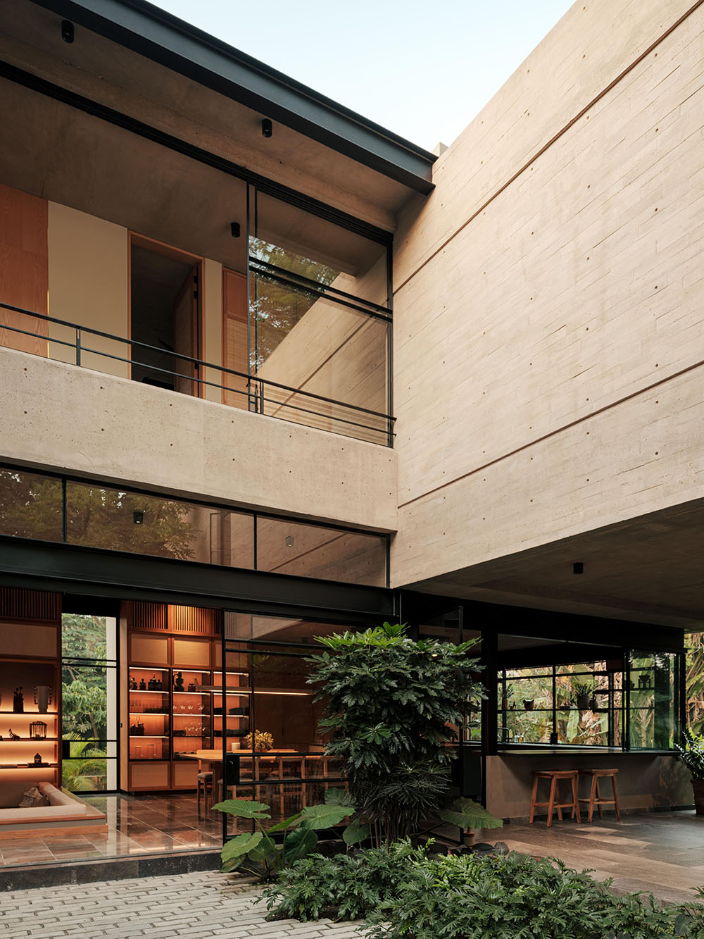 Di Frenna Arquitectos llena Casa Akina de luz y vegetación