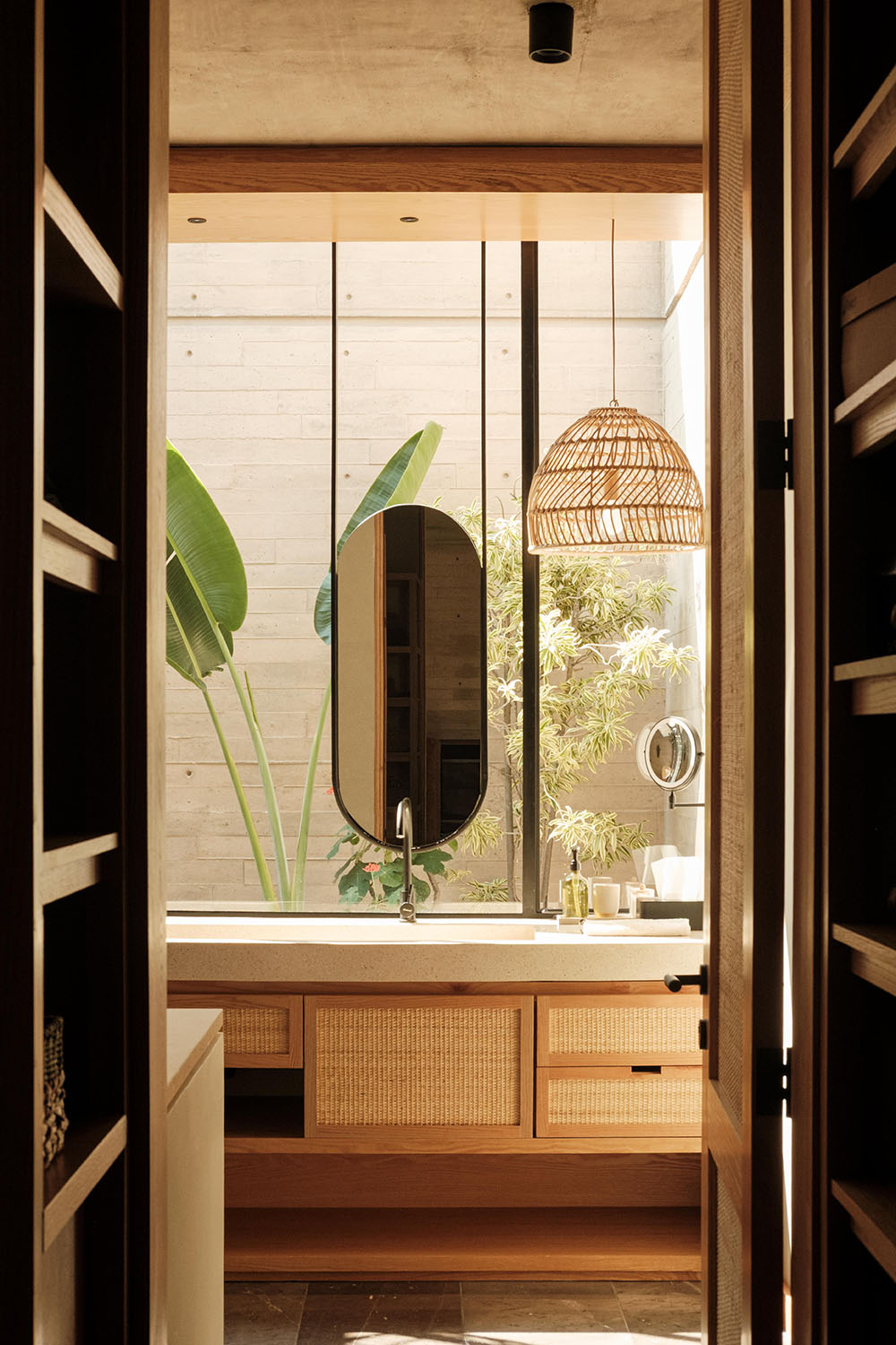 Di Frenna Arquitectos llena Casa Akina de luz y vegetación