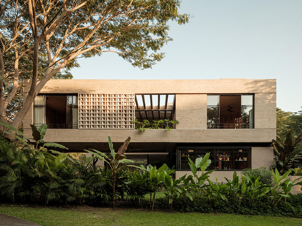 Di Frenna Arquitectos llena Casa Akina de luz y vegetación