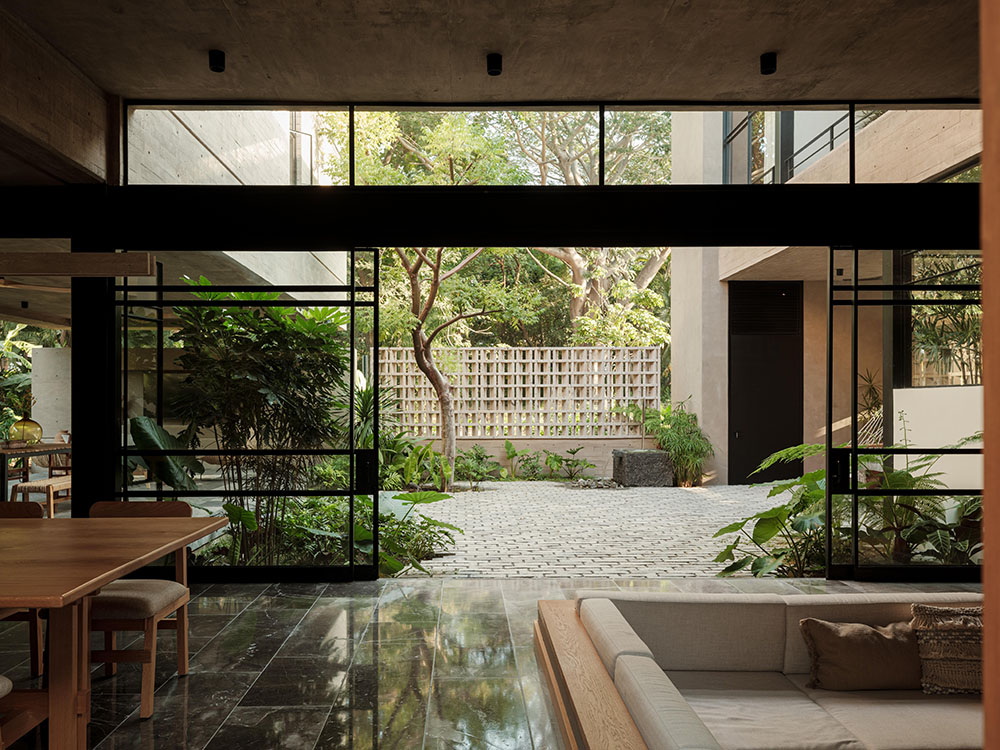 Di Frenna Arquitectos llena Casa Akina de luz y vegetación