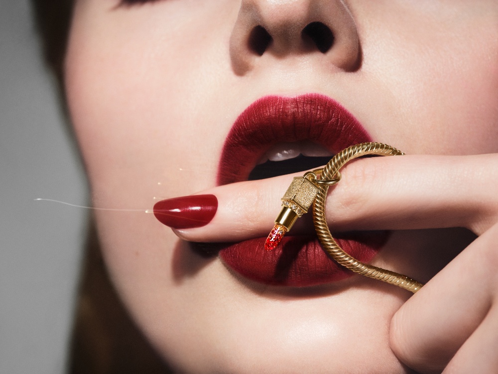 Pandora x Pat McGrath: joyas que juegan con la belleza