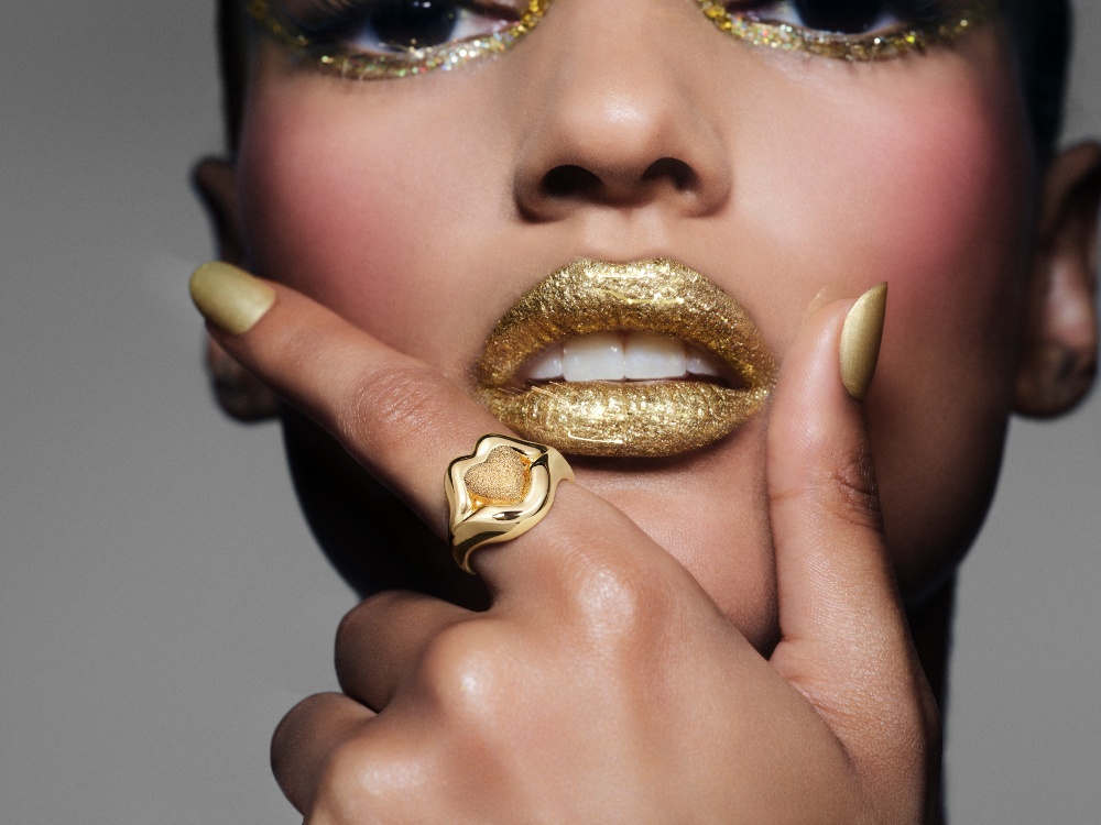 Pandora x Pat McGrath: joyas que juegan con la belleza