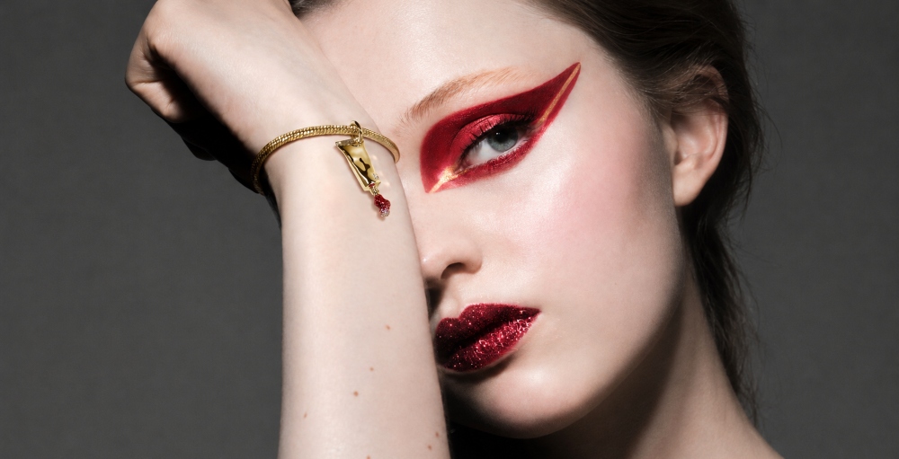 Pandora x Pat McGrath: joyas que juegan con la belleza