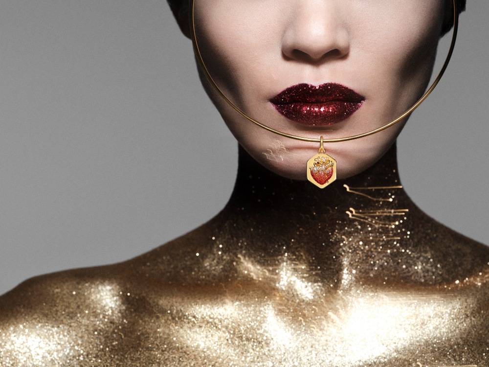 Pandora x Pat McGrath: joyas que juegan con la belleza