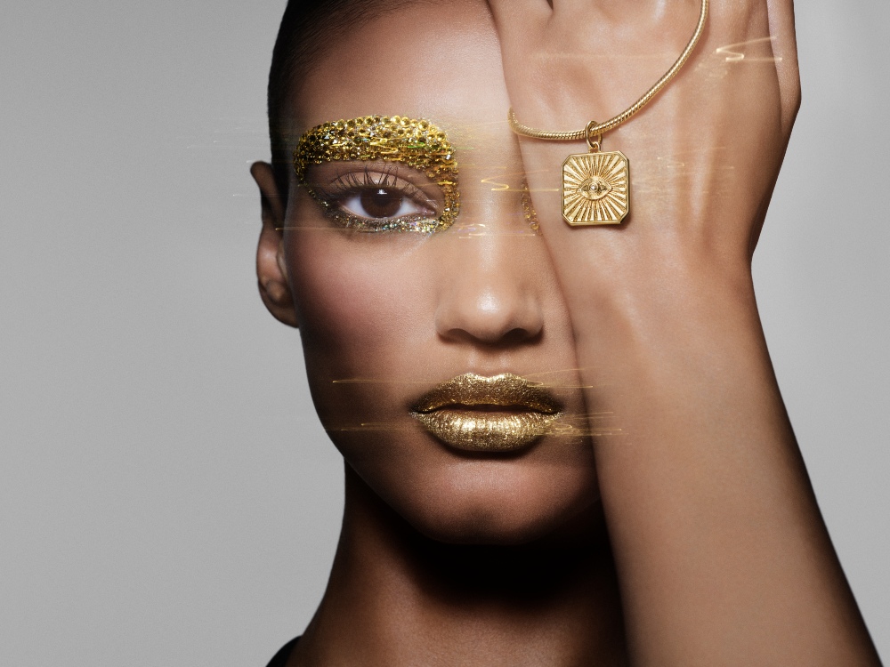 Pandora x Pat McGrath: joyas que juegan con la belleza