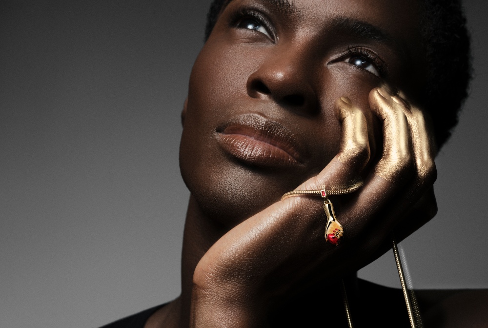 Pandora x Pat McGrath: joyas que juegan con la belleza