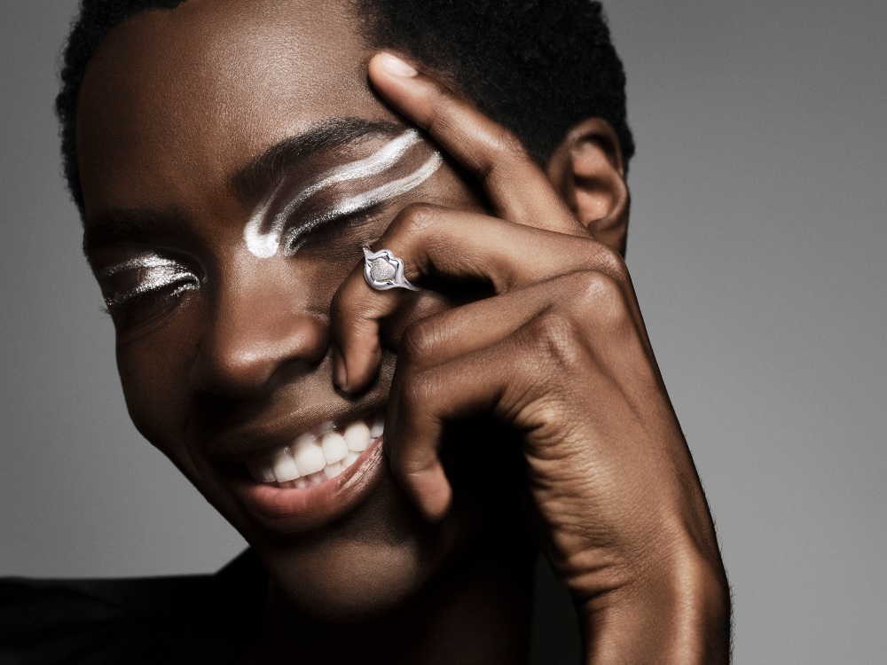 Pandora x Pat McGrath: joyas que juegan con la belleza
