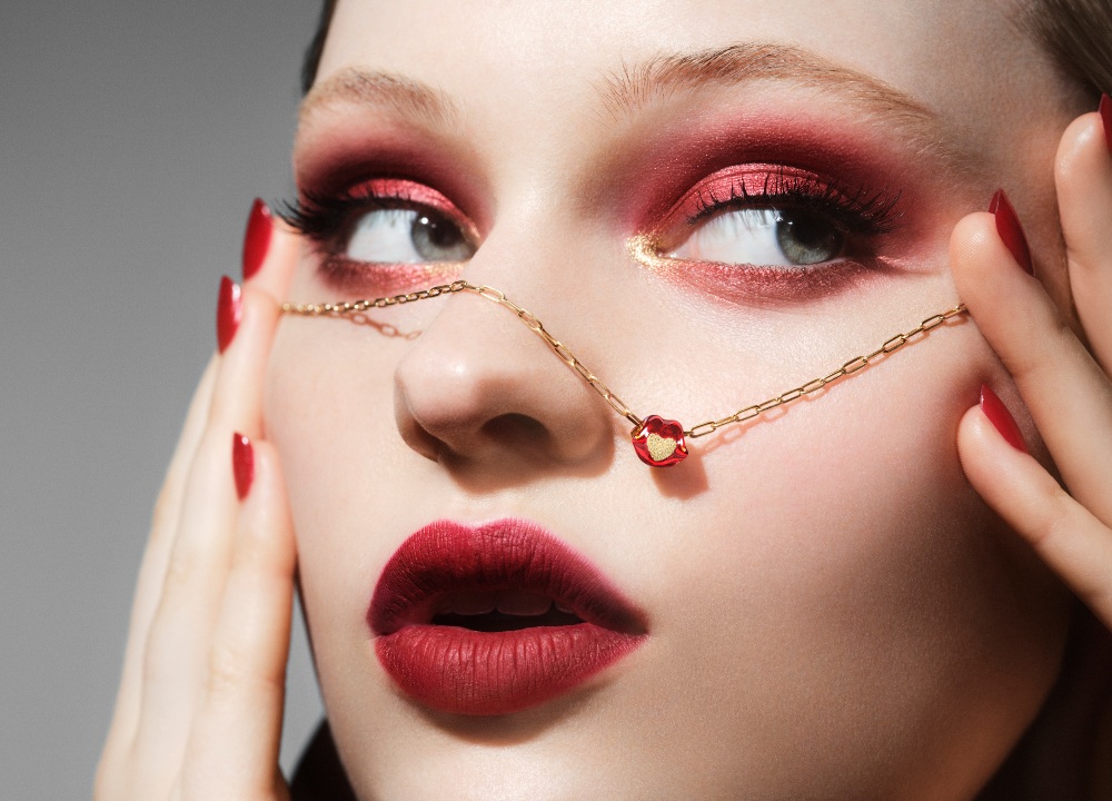 Pandora x Pat McGrath: joyas que juegan con la belleza