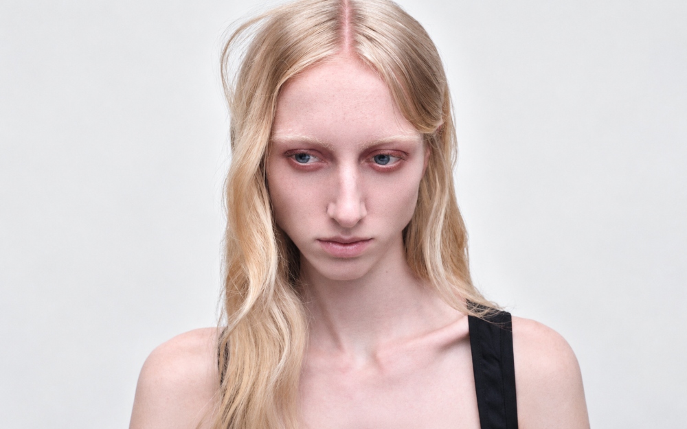 Ni rojo ni negro, este otoño solo marrón de Prada Beauty