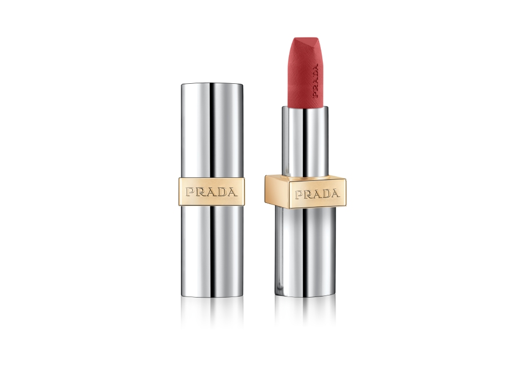 Ni rojo ni negro, este otoño solo marrón de Prada Beauty