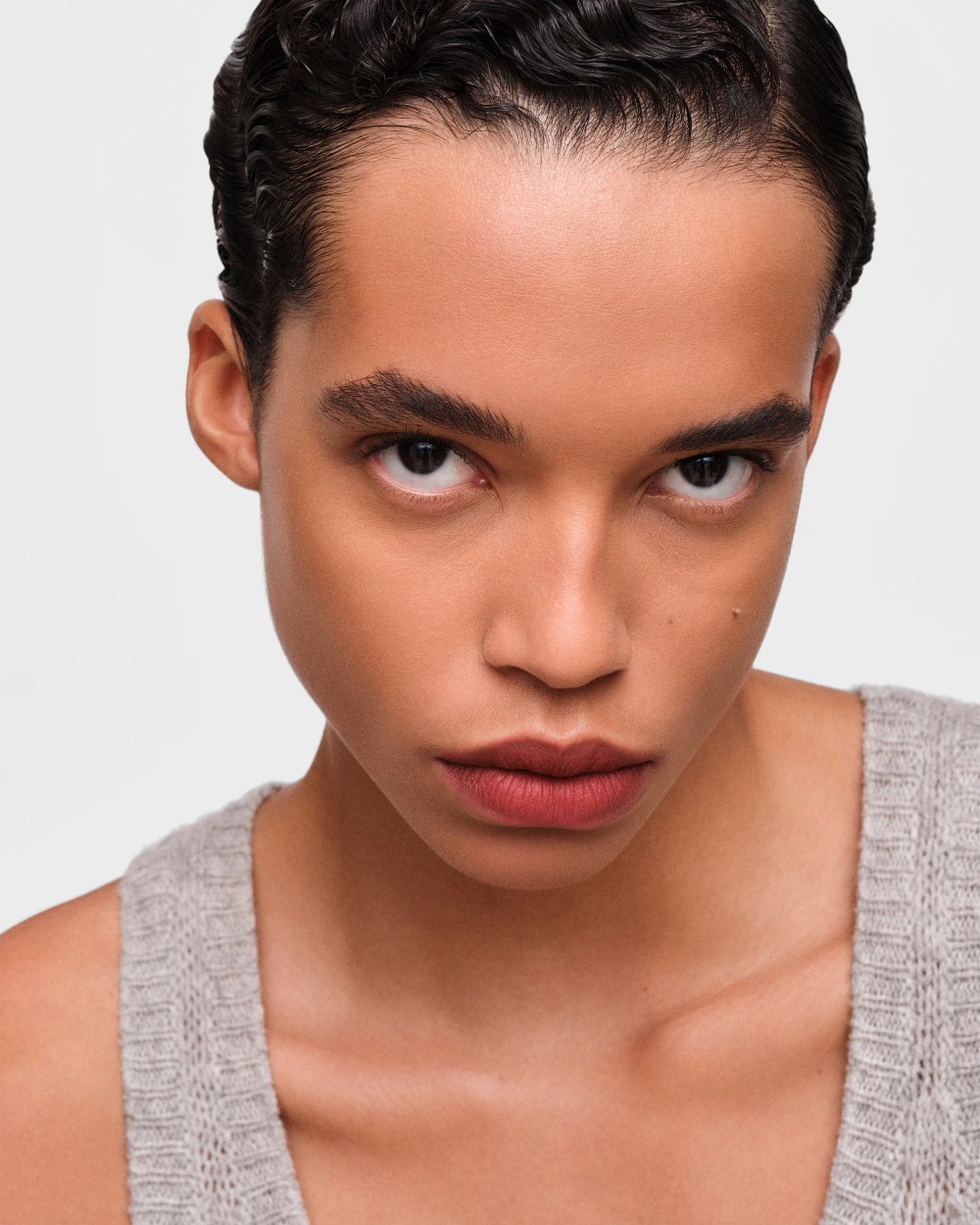 Ni rojo ni negro, este otoño solo marrón de Prada Beauty