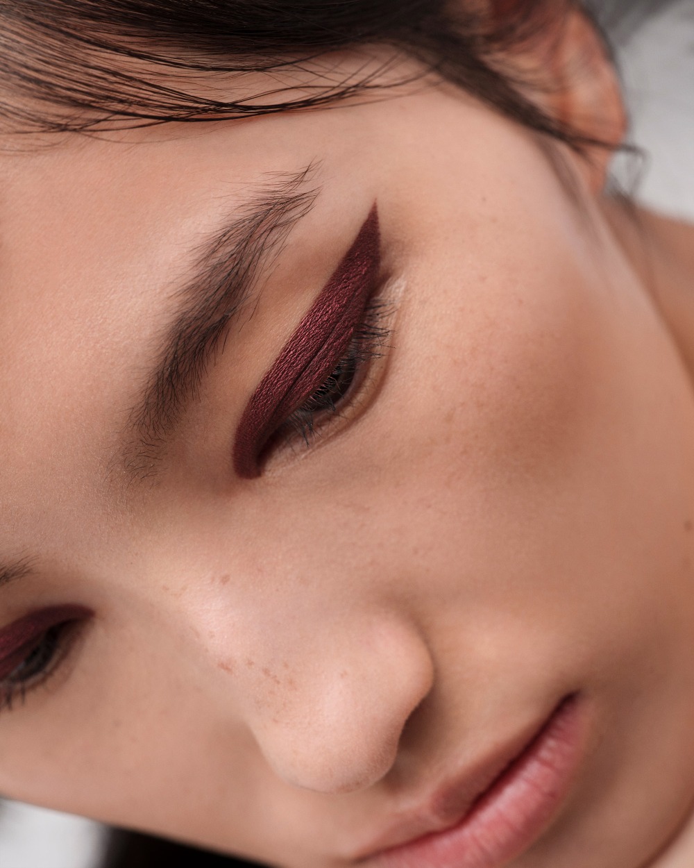 Ni rojo ni negro, este otoño solo marrón de Prada Beauty