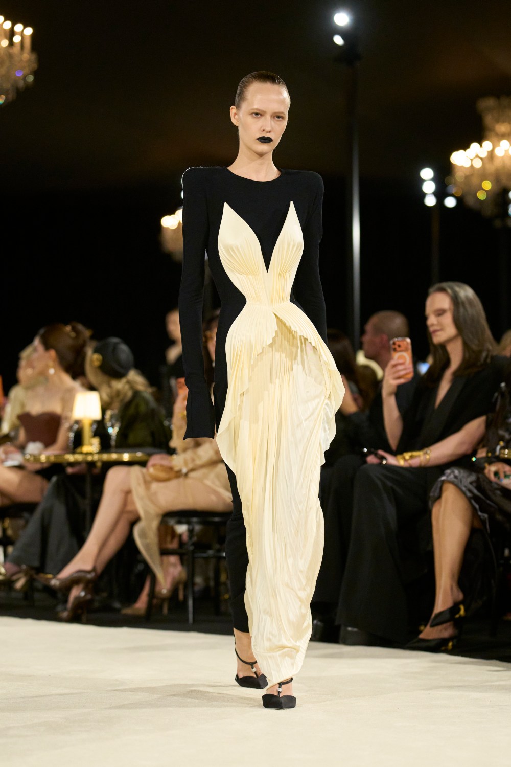 Schiaparelli SS27: surrealismo para después de medianoche
