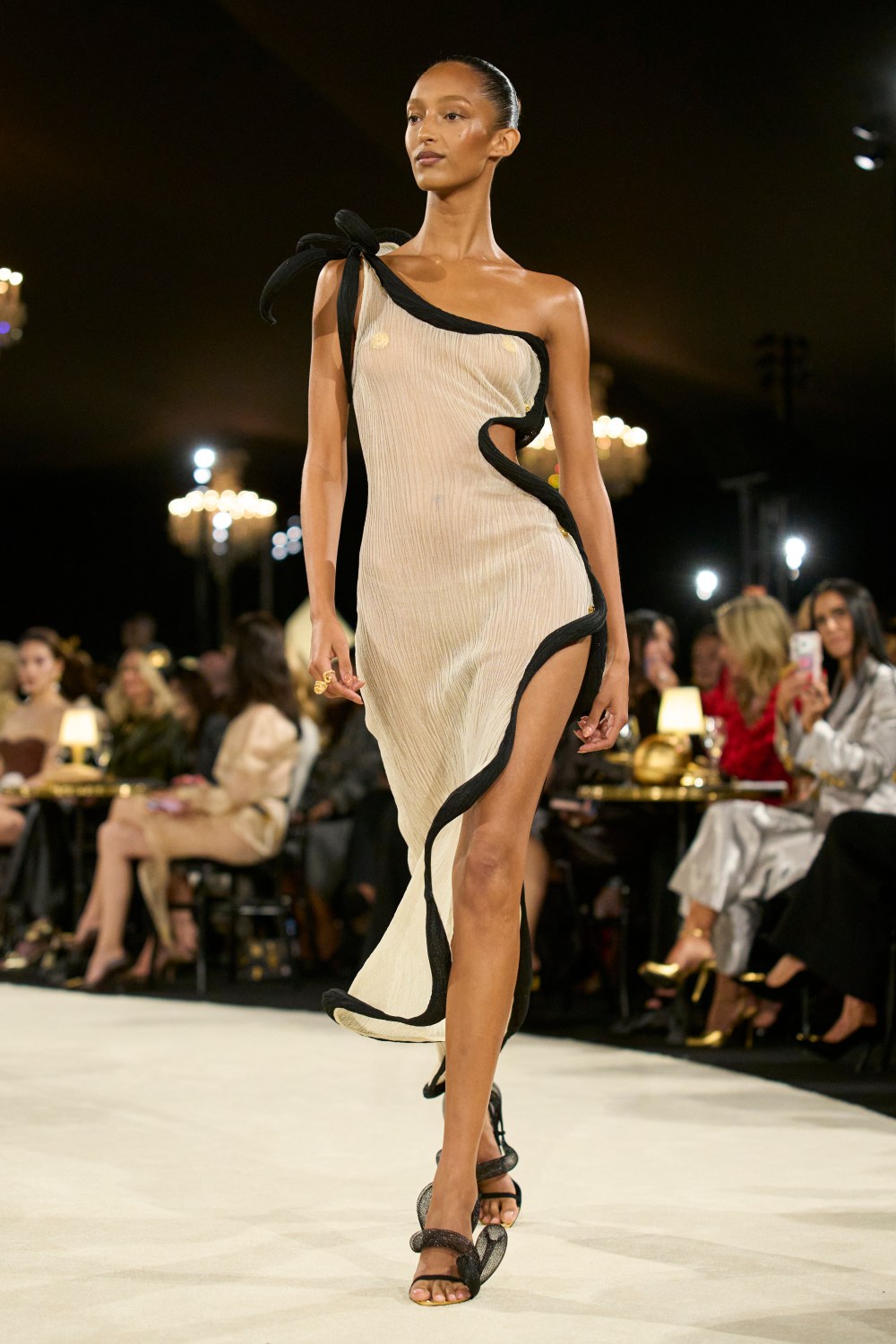Schiaparelli SS27: surrealismo para después de medianoche