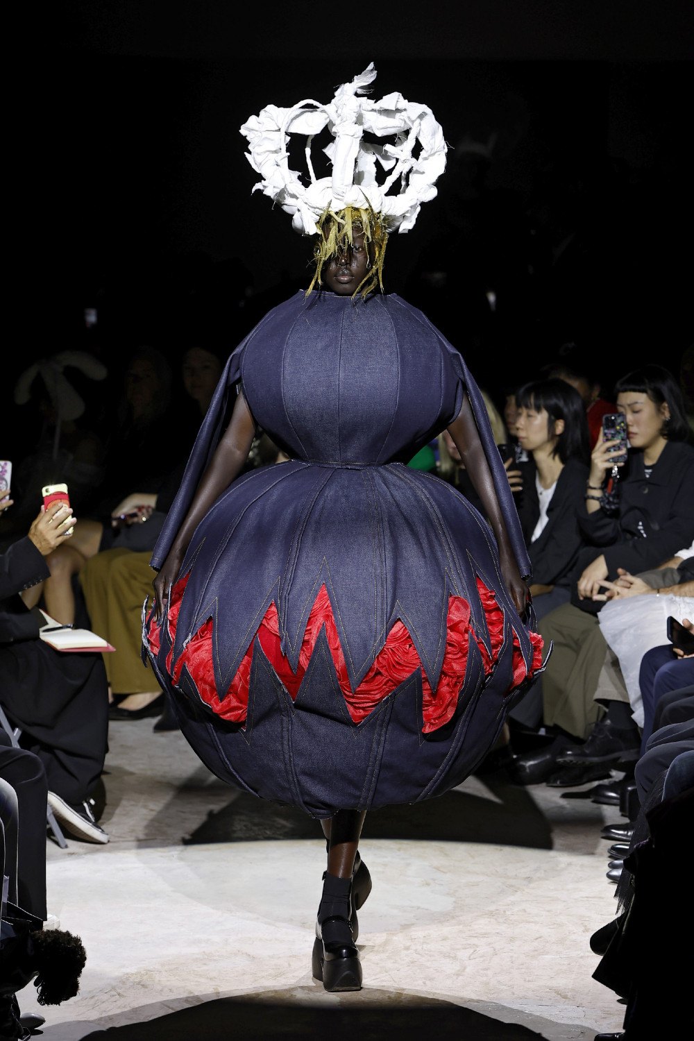 Comme des Garçons fusiona lo regio y lo vulgar para SS27